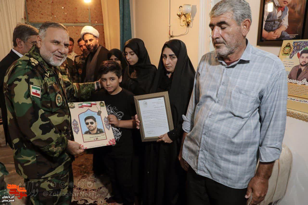 دیدار فرمانده نیروی زمینی از خانواده شهید اقتدار در باروق