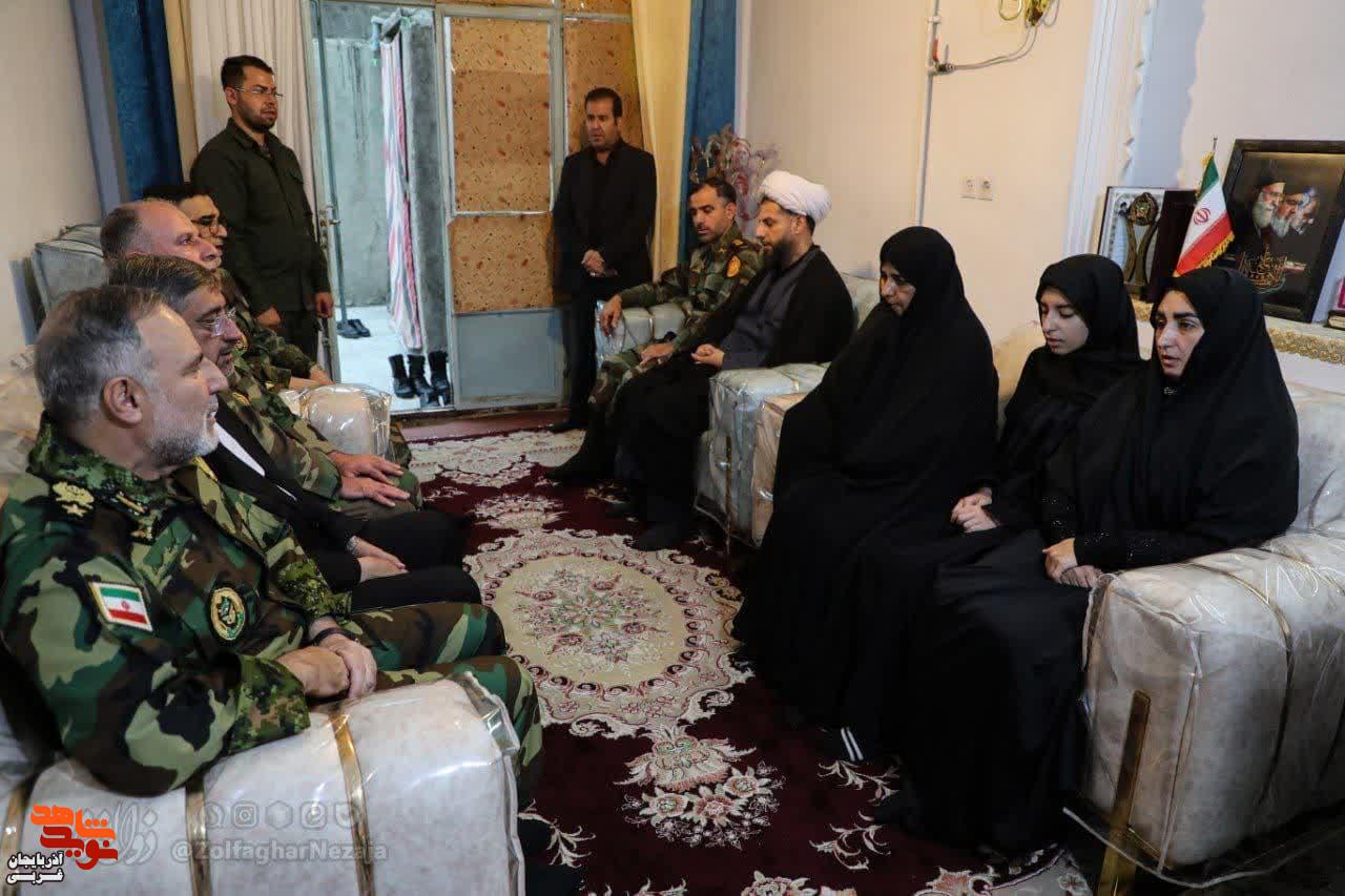 دیدار فرمانده نیروی زمینی از خانواده شهید اقتدار در باروق
