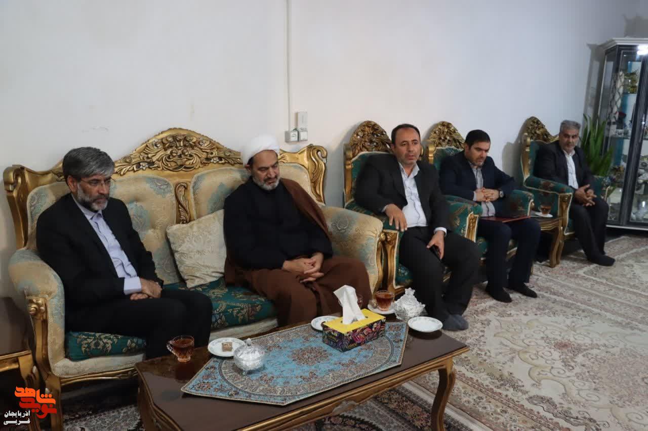 دیدار مدیرکل بنیاد شهید و امورایثارگران آذربایجان غربی و رییس کل دادگستری استان با خانواده های شهیدان مدافع وطن «شهید رضا خلف خانی» و «شهید میثم خلیلی»