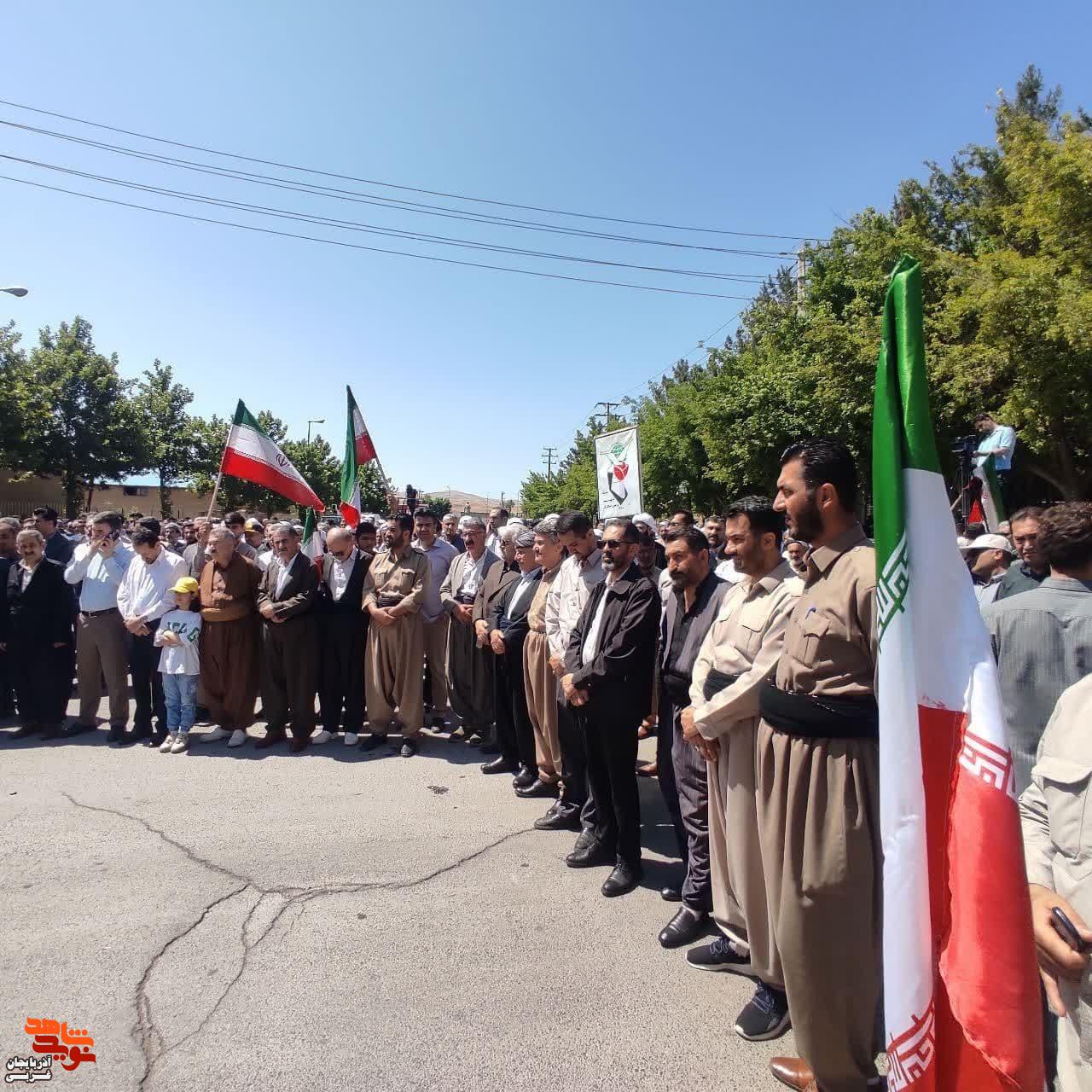 تجمع مردم ،خانواده ایثارگران و شهدا در شهر مهاباد در محکومیت جنایات رژیم صهیونیستی و آمریکا