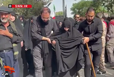 حضور مادر سردار باقری در بهشت زهرا (س) برای بدرقه پیکر فرزند، عروس و نوه‌اش