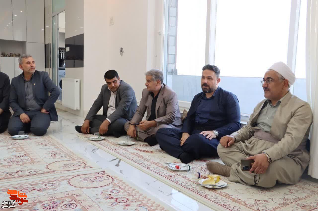دیدار مدیرکل بنیاد شهید و امورایثارگران آذربایجان غربی با خانواده  شهیدان والامقام «رسول رسولزاده» و  «رسول‌ مولایی» در سردشت