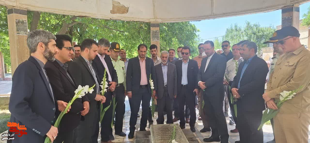 آیین عطرافشانی و گلباران مزار مطهر شهدای شهرستان تکاب