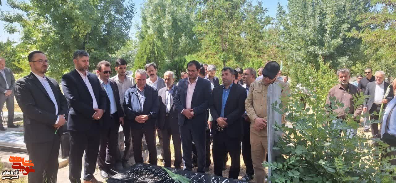 آیین عطرافشانی و گلباران مزار مطهر شهدای شهرستان تکاب