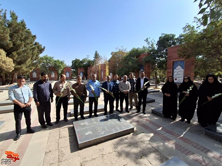 عطر افشانی و گلباران مزار مطهر شهدا در سالروز ورود آزادگان