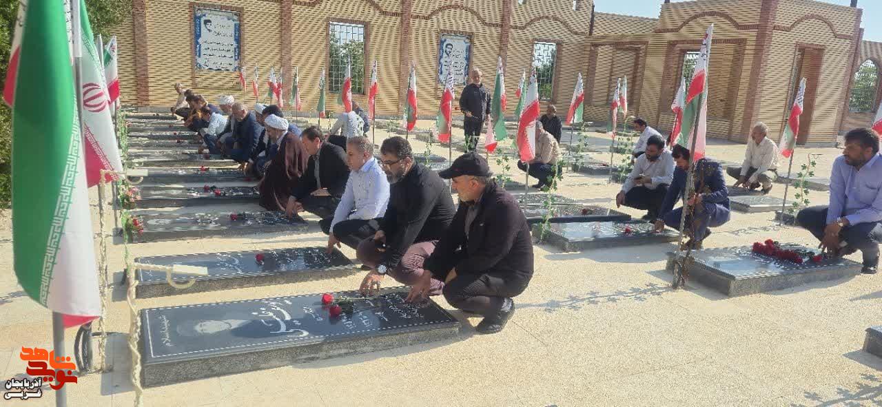 غبار روبی مزار شهدا و تلاوت زیارت عاشورا بر مزار شهدا در شهرستان شوط
