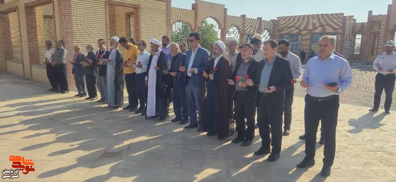 غبار روبی مزار شهدا و تلاوت زیارت عاشورا بر مزار شهدا در شهرستان شوط
