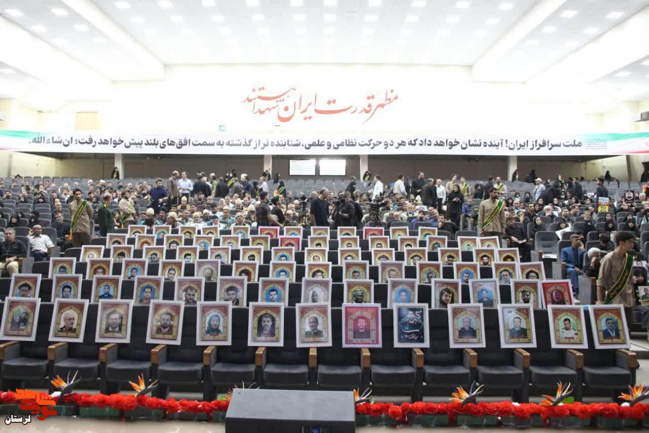 امانت‌داران کوچک با قاب‌هایی بزرگ‌تر از دستانشان