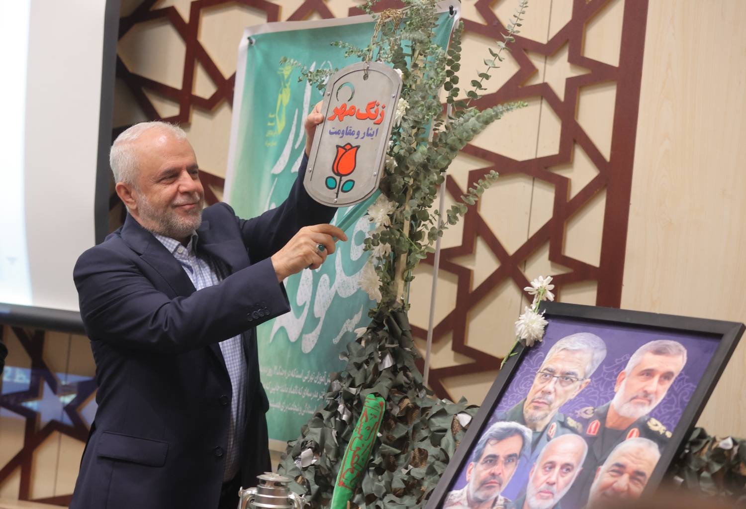 نواخته شدن زنگ ایثار در مدرسه شاهد توسط رییس بنیاد شهید/مهندس اوحدی: امروز جای ۳۴ دانشآموز شهید حمله رژیم صهیونیستی در کشور خالی است نواخته شدن زنگ ایثار در مدرسه شاهد توسط رییس بنیاد شهید/مهندس اوحدی: امروز جای ۳۴ دانشآموز شهید حمله رژیم صهیونیستی در کشور خالی است