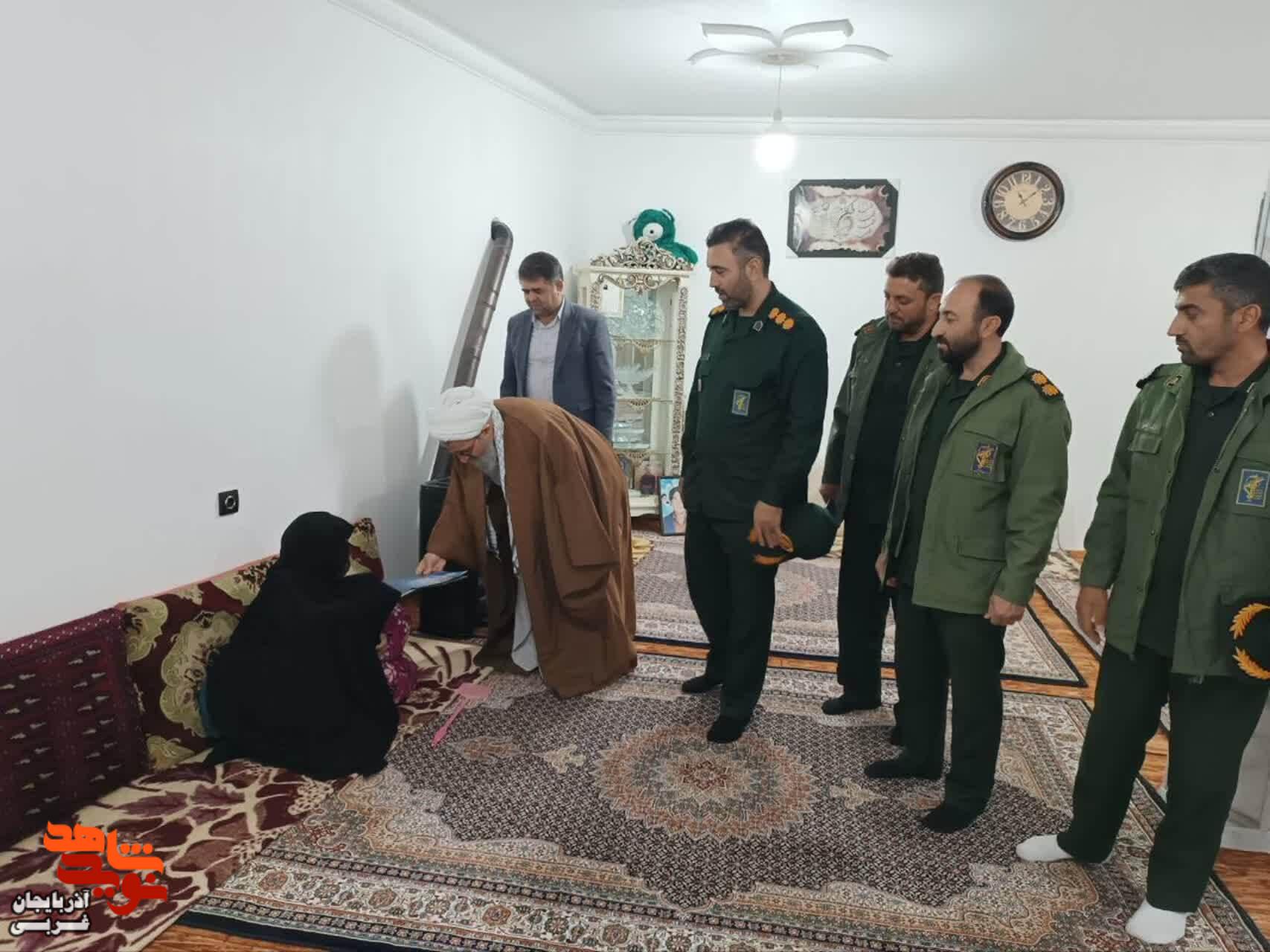 دیدار با خانواده شهدا در چالدران دیدار با خانواده شهدا در چالدران
