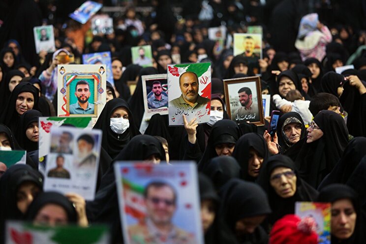 شکوه ایثار  تکریم مادران و همسران شهدا در حرم حضرت معصومه (س) + تصاویر