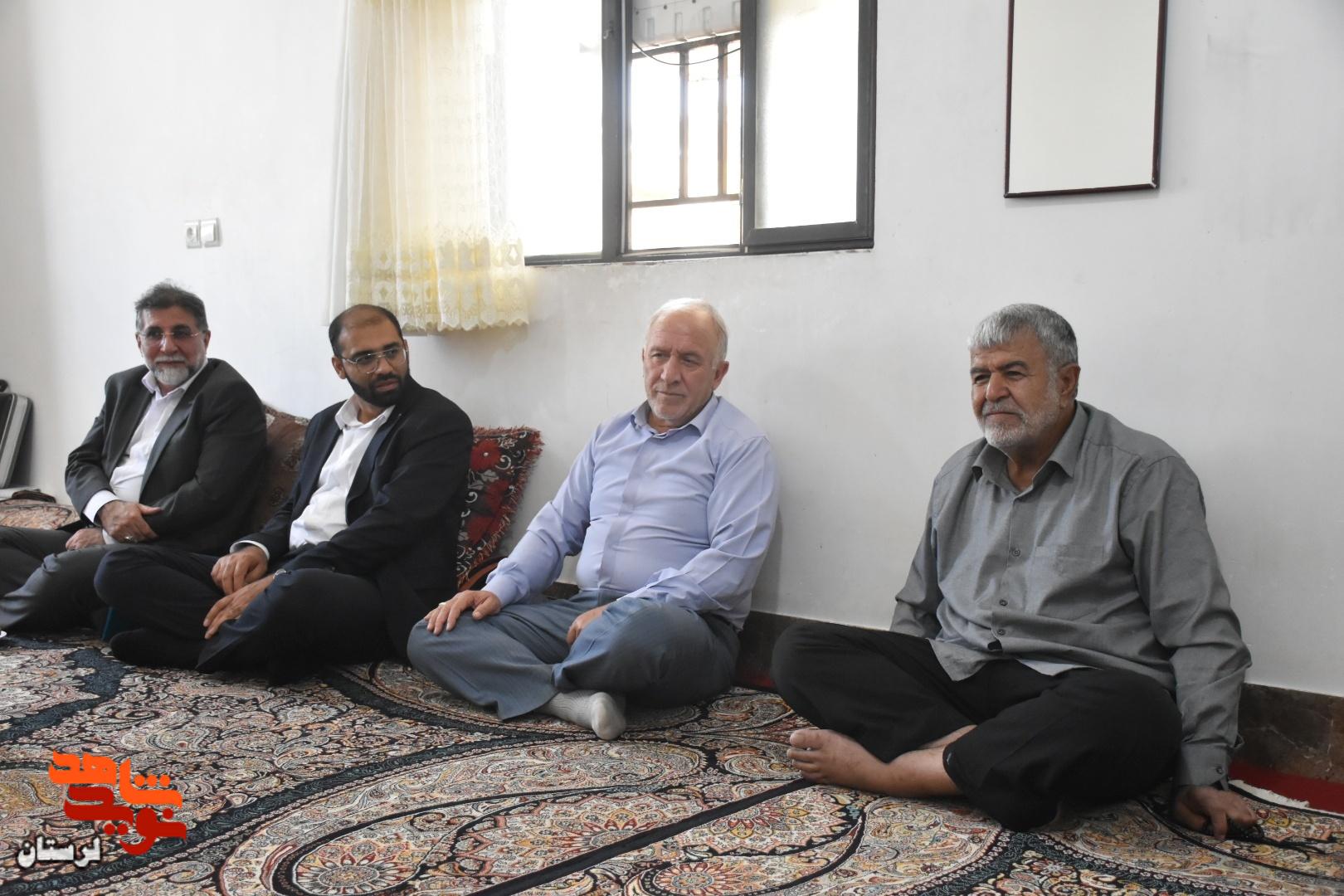 دیدار با خانواده شهیدان والامقام «میرزایی و جمشیدی» از شهدای جنگ رمضان در شهرستان دورود دیدار با خانواده شهیدان والامقام «میرزایی و جمشیدی» از شهدای جنگ رمضان در شهرستان دورود