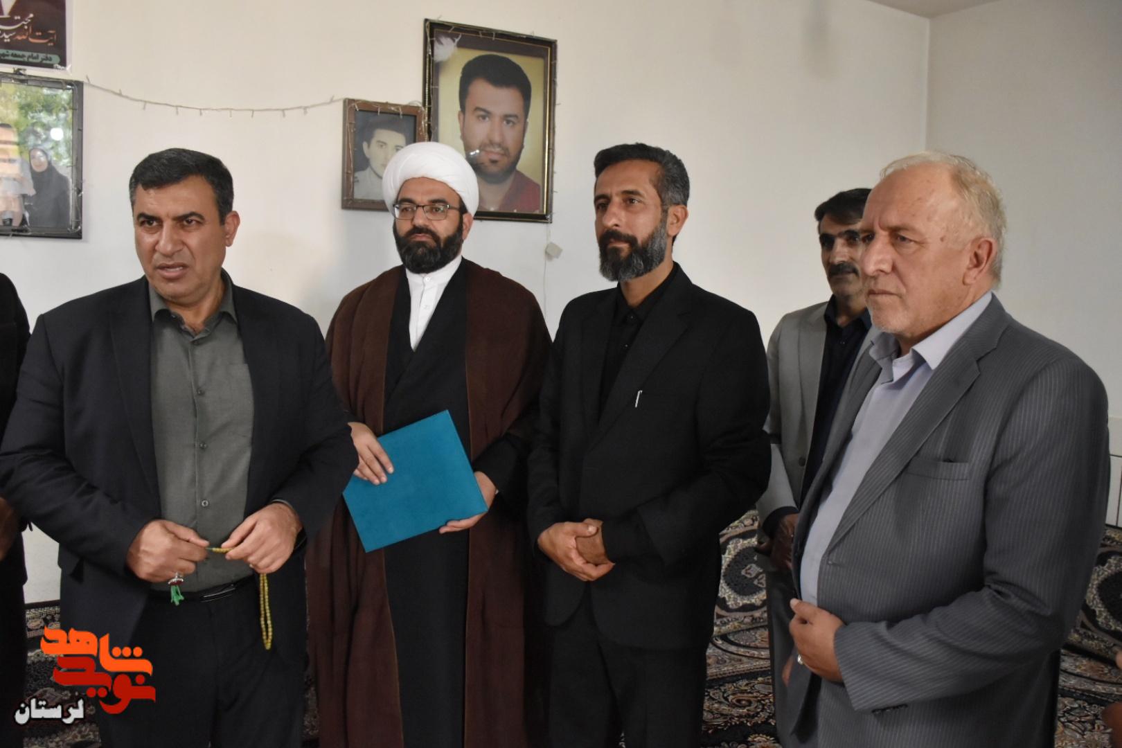 دیدار با خانواده شهیدان والامقام «میرزایی و جمشیدی» از شهدای جنگ رمضان در شهرستان دورود دیدار با خانواده شهیدان والامقام «میرزایی و جمشیدی» از شهدای جنگ رمضان در شهرستان دورود