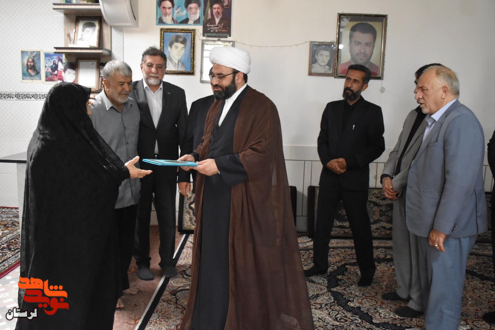 دیدار با خانواده شهیدان والامقام «میرزایی و جمشیدی» از شهدای جنگ رمضان در شهرستان دورود دیدار با خانواده شهیدان والامقام «میرزایی و جمشیدی» از شهدای جنگ رمضان در شهرستان دورود