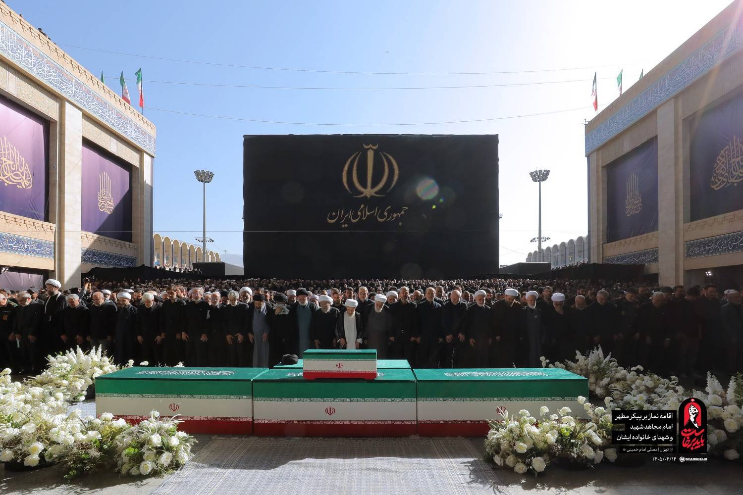 اقامه نماز بر پیکر مطهر امام شهید در بزرگترین نماز تاریخ ایران + فیلم اقامه نماز بر پیکر مطهر امام شهید در بزرگترین نماز تاریخ ایران + فیلم