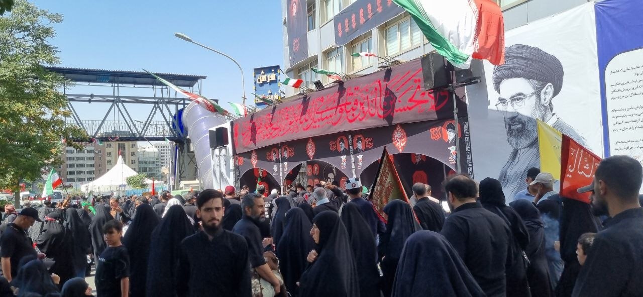 فیلم/ خدمت‌رسانی موکب‌های بنیاد شهید در مراسم تشییع رهبر شهید (قسمت دوم)