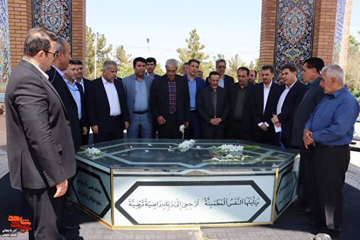 عطر افشانی مزار شهدا در سالروز ورود آزادگان سرافراز به میهن اسلامی در ارومیه