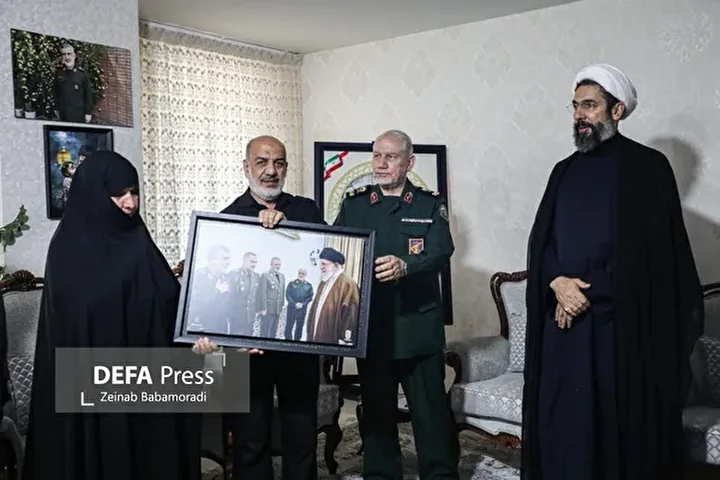 دیدار جمعی از اعضای دفتر حفظ و نشر آثار رهبر شهید انقلاب اسلامی با خانواده شهید حاجی‌زاده