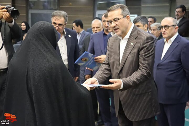 تجلیل از والدین و همسران شهدای کارمند در آذربایجان‌غربی+تصاویر