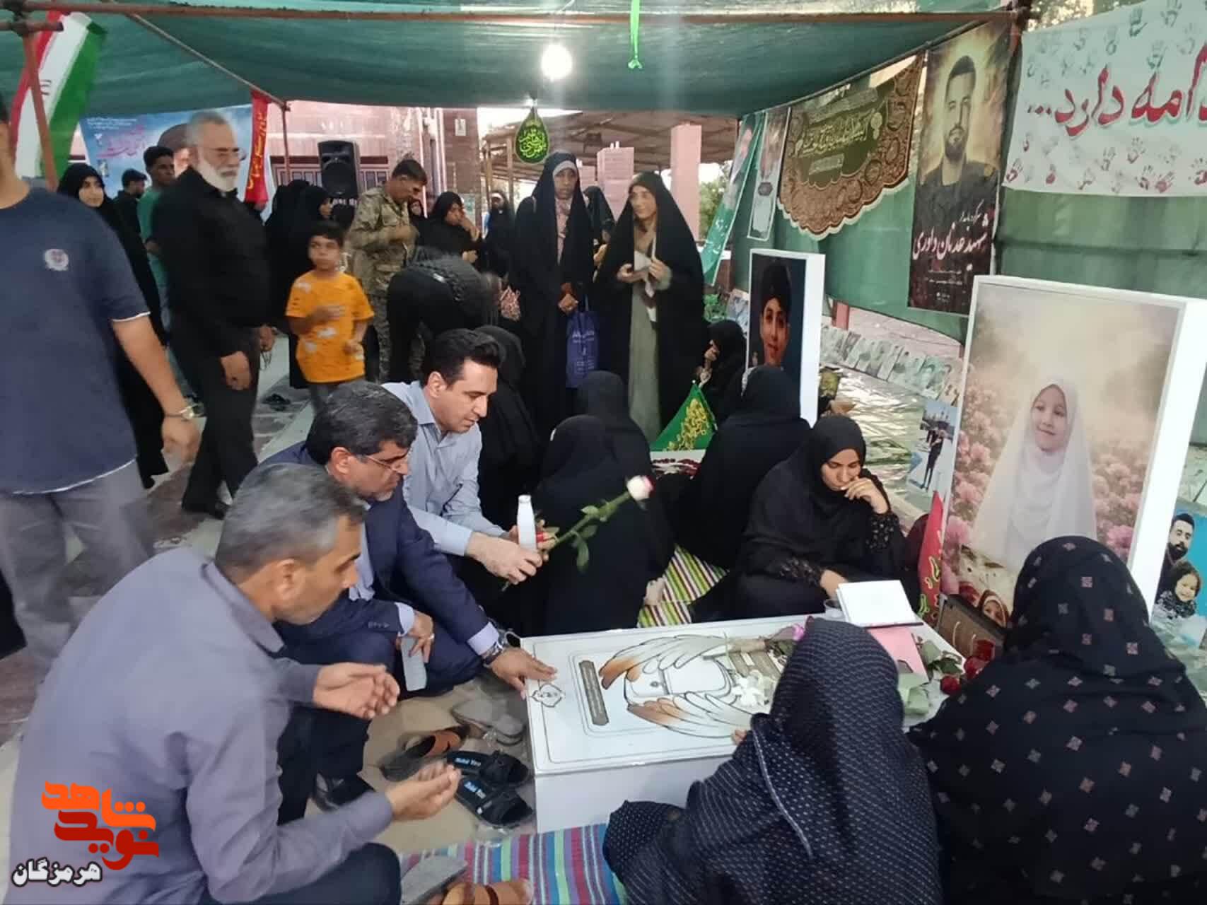 عطر افشانی و گلباران مزار شهدای رودان در هفته دفاع مقدس