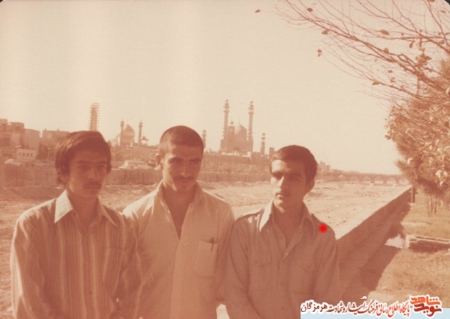 

نفر اول از سمت راست شهید سرافراز عیسی كريمي