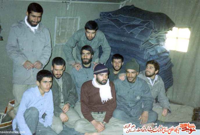 از راست ایستاده: اصغر آقاجانی - علیرضا داودآبادی - نشسته: سید مهدی معنوی - مجید نیکپور - شهید نظامعلی فتحی - جلیل رضایی - شهید محمد کریمی