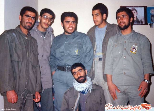 از چپ: شهید علیمحمد محمدی - مسعود محمدی - شهید سیدمهدی موسوی - جواد محمدی - داود غلامی - نشسته: حسین محمدی
