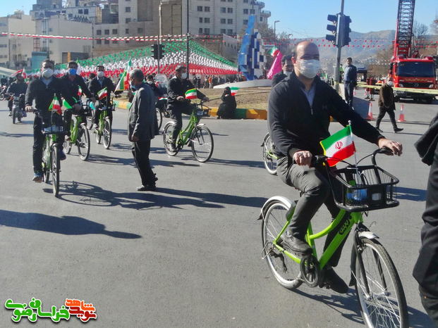 بودند افرادی که برای حضور در رژه موتوری با دوچرخه کرایه ای آمدند تا بگویند برای صحنه های حساس انقلاب هر طور هم که شده خودشان را خواهند رساند
