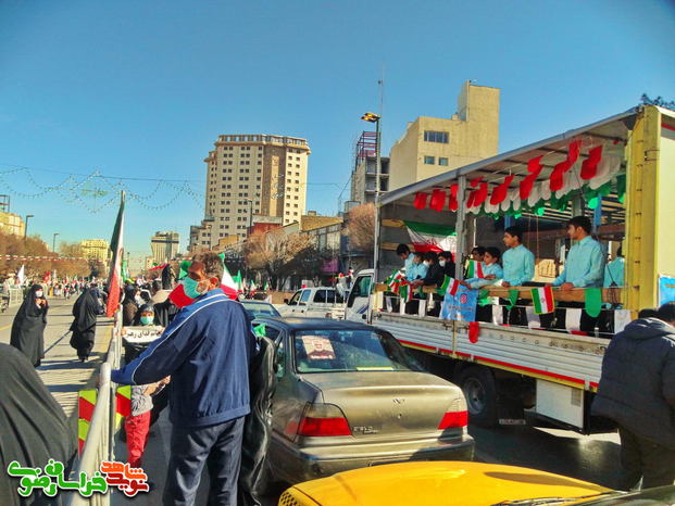 نوجوانان انقلاب هستند که نوای انقلاب را زمزمه می کنند. این یعنی آینده هم از آنِ ماست.