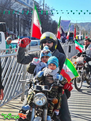 همه یک صدا می گویند:
«مرگ بر آمریکا»
«مرگ بر اسرائیل»
یکی با صدایی مردانه و پخته؛
یکی با صدایی کودکانه و با شوق فراوان؛
و دیگری با کلامی که آوای انقلابی را به همراه دارد.
