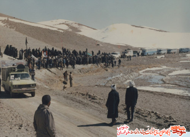 تصویری از تشییع پیکر شهید در روستا
