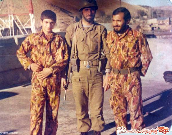 نفر وسط شهید غلامرضا احمدی