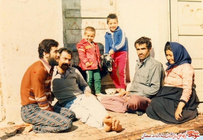 نفر اول از چپ شهید احمد امی