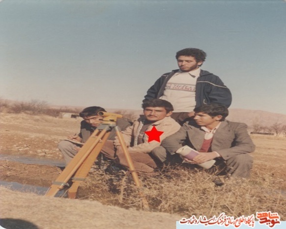 شخص نشسته وسط شهید