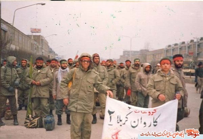 از راست ايستاده: شهيد مرتضي نظم بجنوردي - محمد صفري فرمانده گردان ايستاده کنار پرده - سمت چپ پرده برادر بهاري
مشهد زمان اعزام کاروان کربلای 2، گردان رسول الله