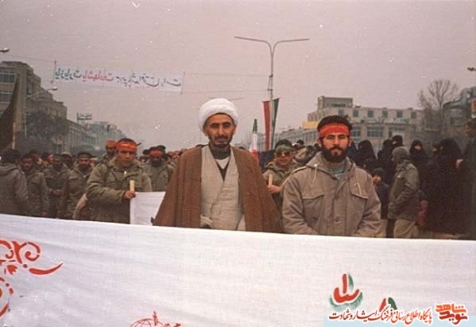 از راست: محمدصفري (فرمانده گردان) - حاج آقا فاضلي مسئول بنياد شهيد بجنورد
شهيد مرتضي نظم بجنوردي- گردان رسول الله – قبل از اعزام – مشهد مقدس