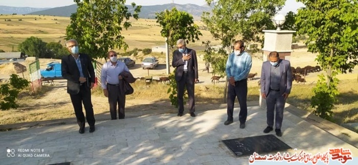 ادای احترام مدیرکل بنیاد شهید استان سمنان به مقام شامخ شهدا در روستای دشت شاد کالپوش- پنجم تیرماه ۱۴۰۰