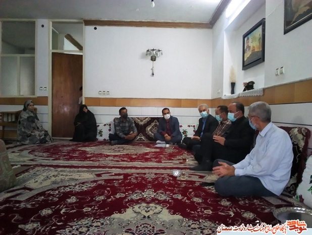 دیدار مسئولین بنیاد شهید استان سمنان با خانواده معزز شهید مدافع حرم مصطفی کریمی - مهدیشهر هجدهم مردادماه ۱۴۰۰