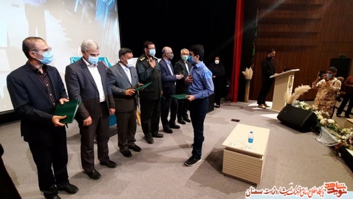 مراسم تجلیل از خانوادههای شاهد و ایثارگر کارگروه دانشآموزان و فرهنگیان استان سمنان - باغ موزه دفاع مقدس سمنان هفتم مهرماه ۱۴۰۰