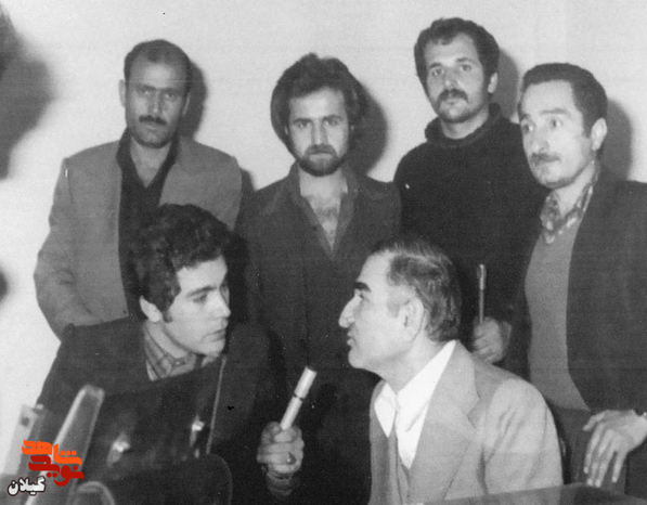 سرهنگ درخشی، رئیس دایره اطلاعات شهربانی طاغوت، در حال پاسخگویی به پرسشهای یک خبرنگار - رشت ۱۳۵۷
