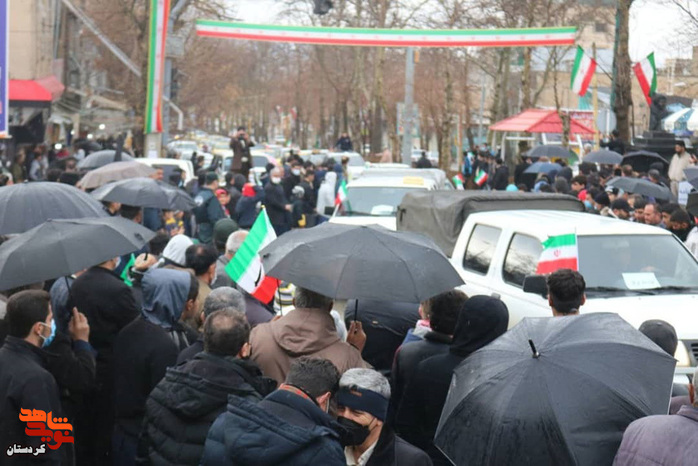 برگزاری راهپیمایی گرامیداشت 22 بهمن و چهل و سومین سالگرد پیروزی انقلاب اسلامی و رژه موتوری با حضور اقشار مختلف مردم در میدان شهید فهمیدە - مریوان