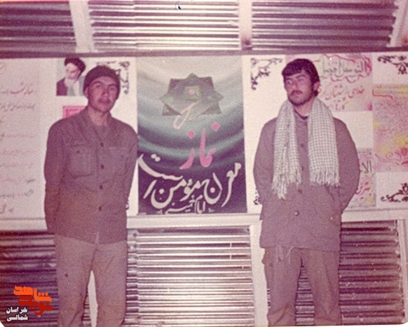 از سمت راست شهيد براتپور - رمضانعلي اکرمی (در جزيره مجنون) در سالن مسجد معراج مومنين
