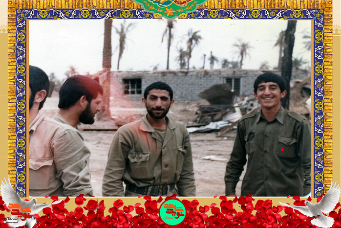 نفر سمت راست شهید رضا شجاعیان