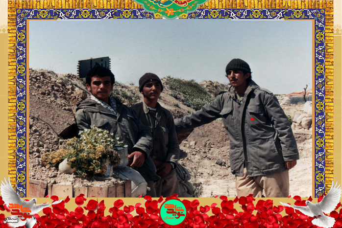 نفر سمت راست شهید رضا شجاعیان