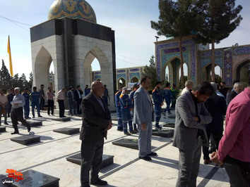 گلباران و عطرافشانی قبور مطهر شهدای شهرستان دامغان به مناسبت هفته کار و کارگر- هفتم اردیبهشتماه ۱۴۰۲ گلزار شهدای فردوس رضا