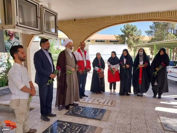 گلباران قبور مطهر شهدا به مناسبت روز جهانی هلال احمر- هفدهم اردیبهشتماه ۱۴۰۲ گلزار شهدای شهرستان آرادان