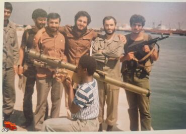 تصویر مربوط به آقای مصلح فرمانده سپاه  سوریه لبنان که دومین نفر در سمت راست تصویر بوده 
در شهر طرابلس لبنان
همراه بلال شعبان فرزند شیخ سعید شعبان رییس جنبش توحید اسلامی که سومین نفر در سمت راست تصویر ایستاده است
