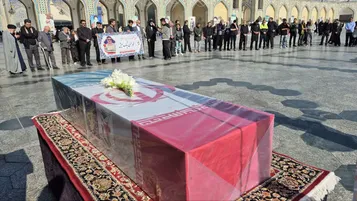 نماز و طواف پیکر جانباز شهید «محمدحسن نیک‌عیش» در حرم مطهر رضوی
