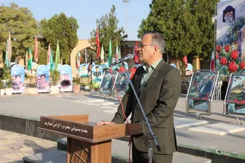 گلباران قبور مطهر شهدا در هفته اراک با حضور شهردار اراک و مسئولان استانی برگزار شد