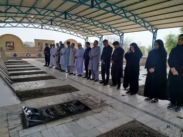 عطرافشانی و گلباران قبور مطهر شهدای بهشت رضوان چابهار به مناسبت هفته تربیت بدنی